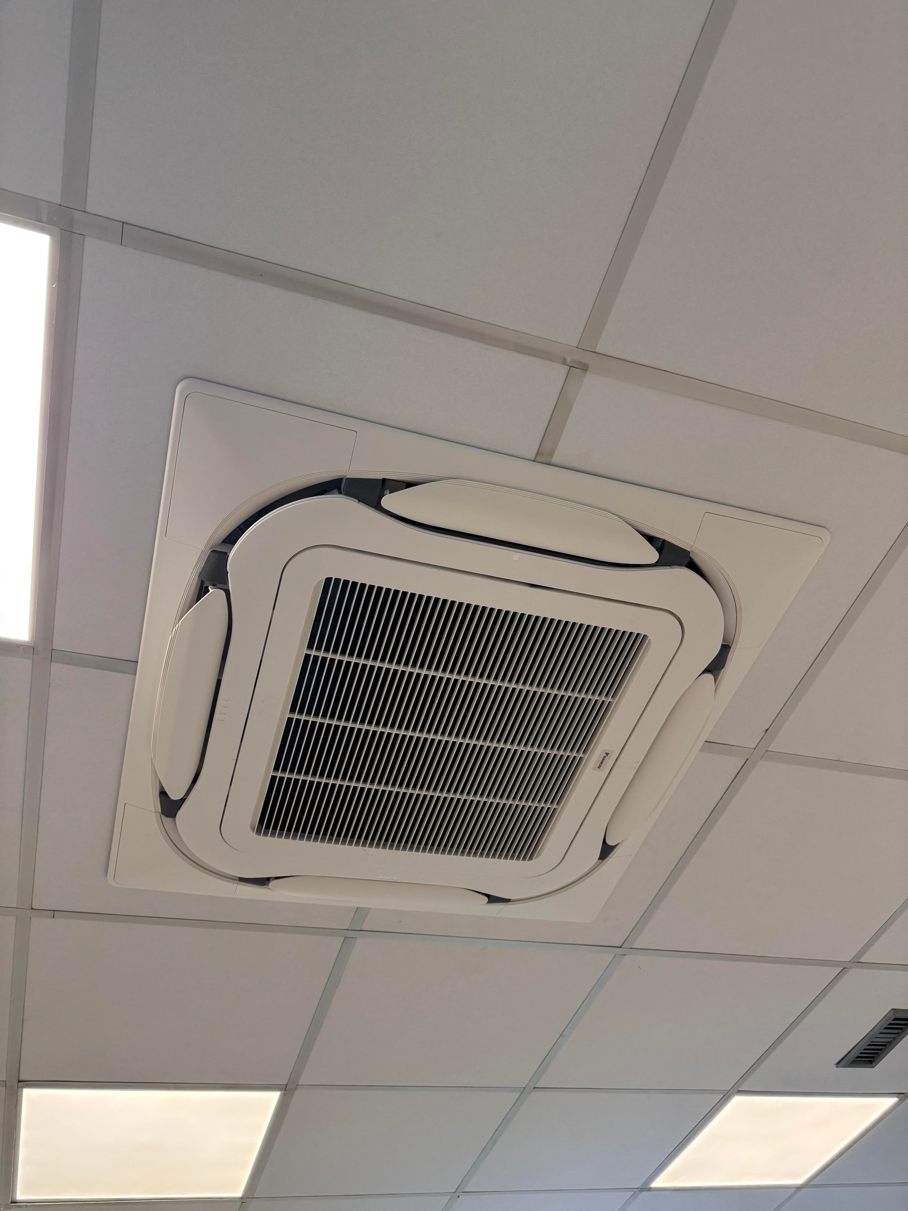 Cassette de climatisation encastrée au plafond — hôtellerie