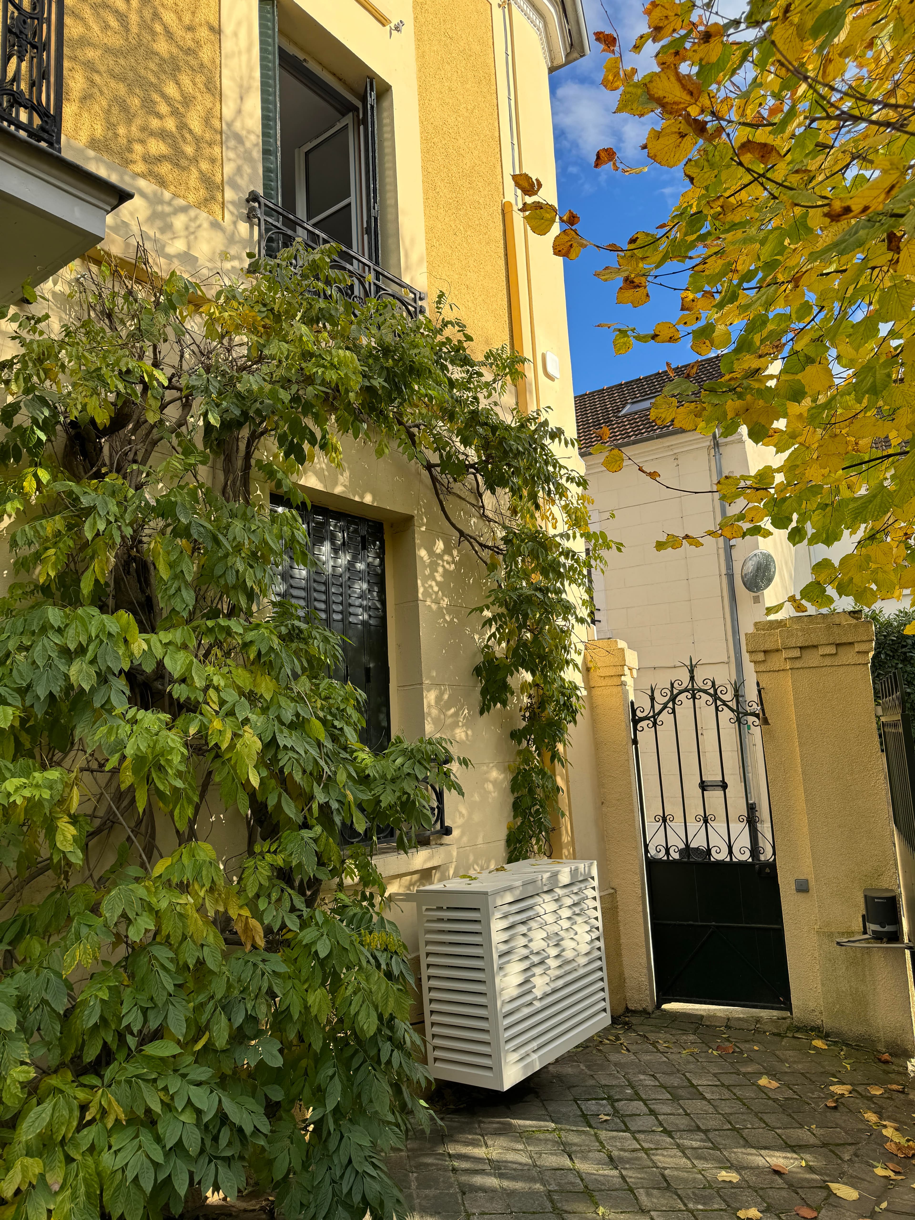 Pompe à chaleur unité extérieure installation jardin