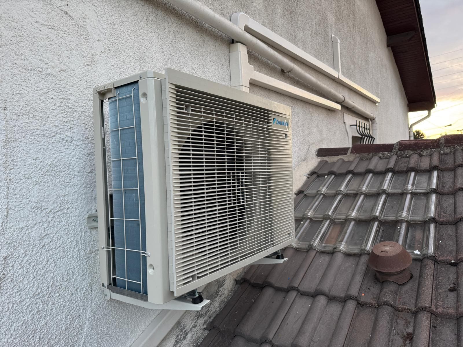 Climatiseur mural blanc installation propre