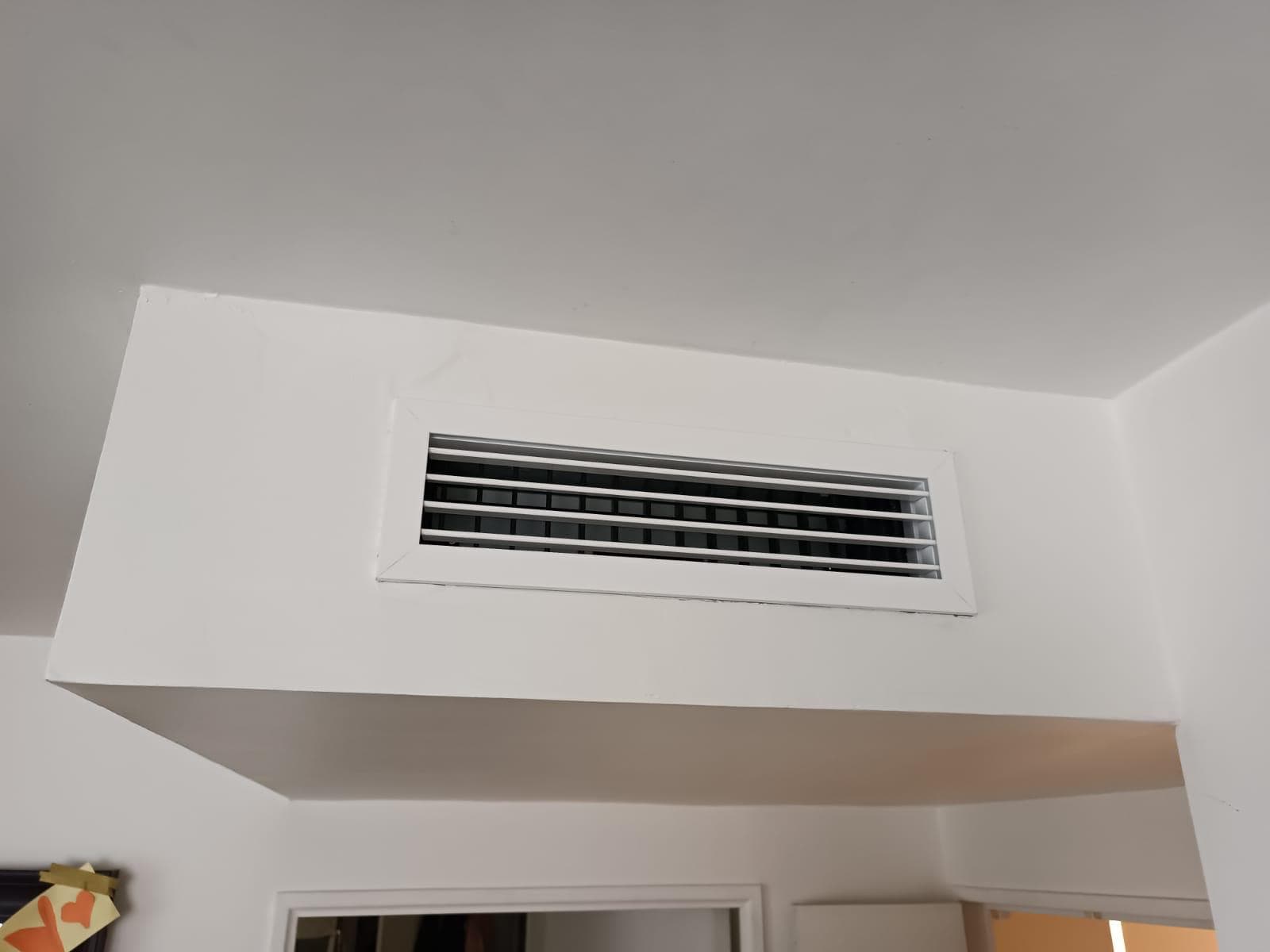 Multi-split extérieur façade bâtiment professionnel