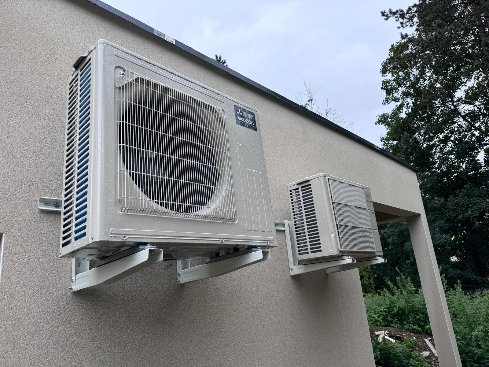 Unités extérieures sur façade immeuble copropriété