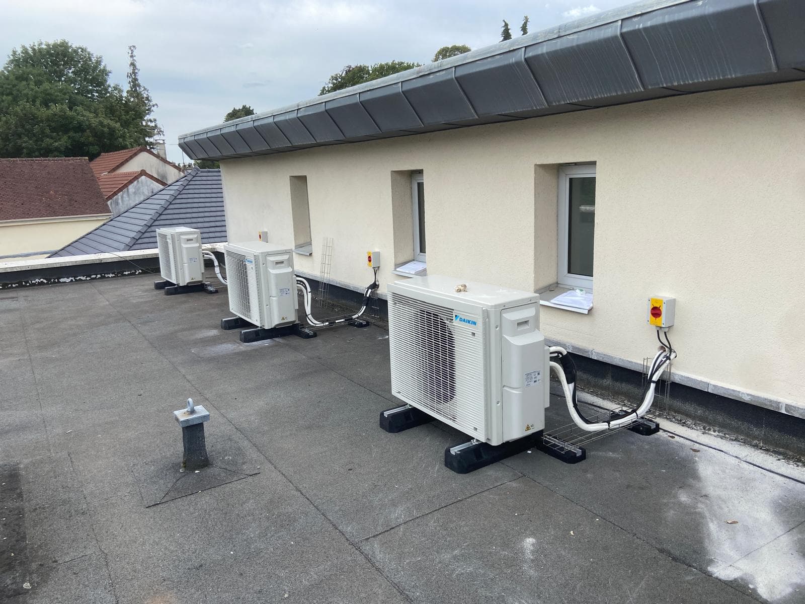 Unité Daikin noire design intérieur commerce boutique