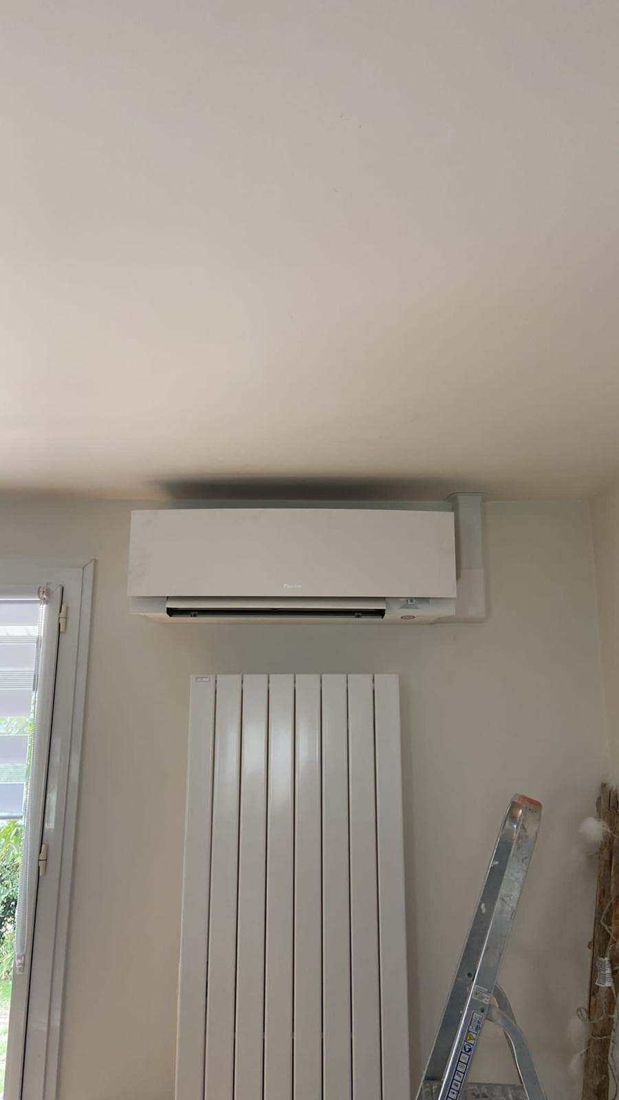 Unité murale Daikin installation en cours