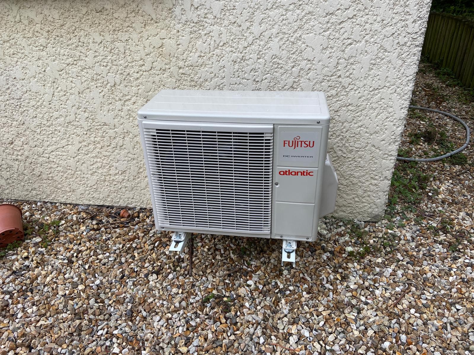 PAC Fujitsu Atlantic unité extérieure sur gravier jardin