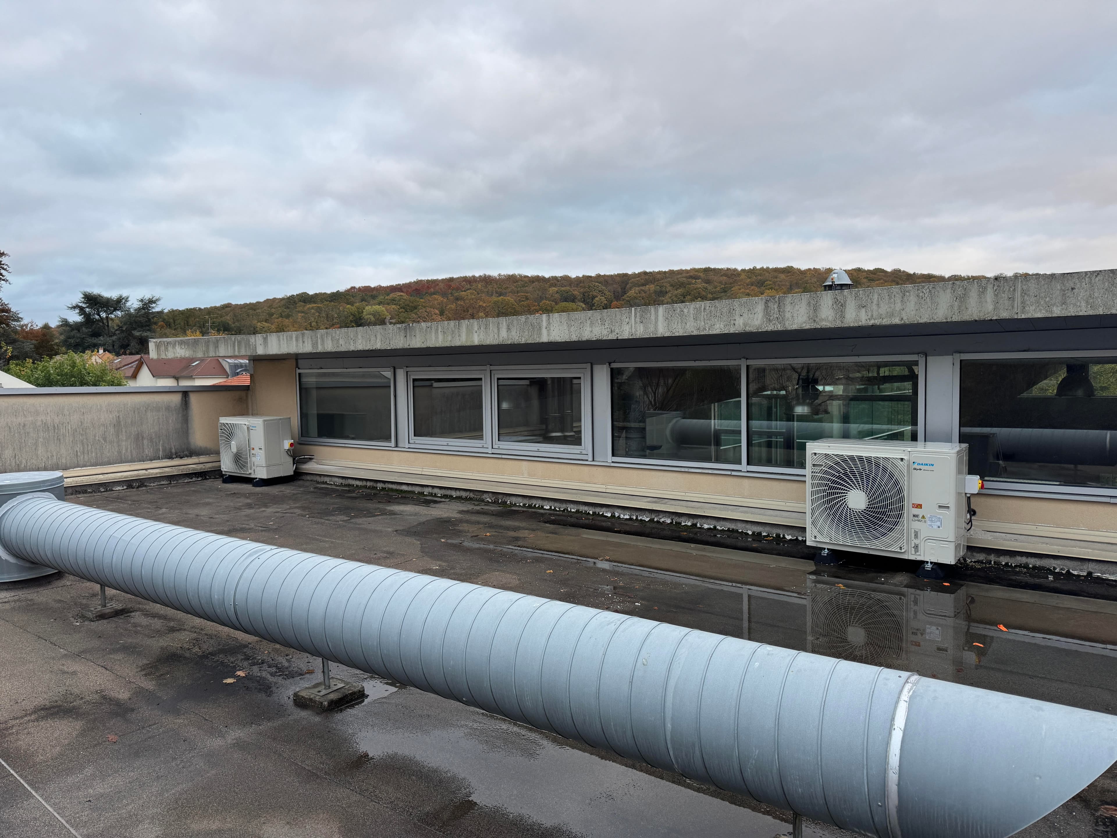 Unités extérieures sur toiture bâtiment tertiaire