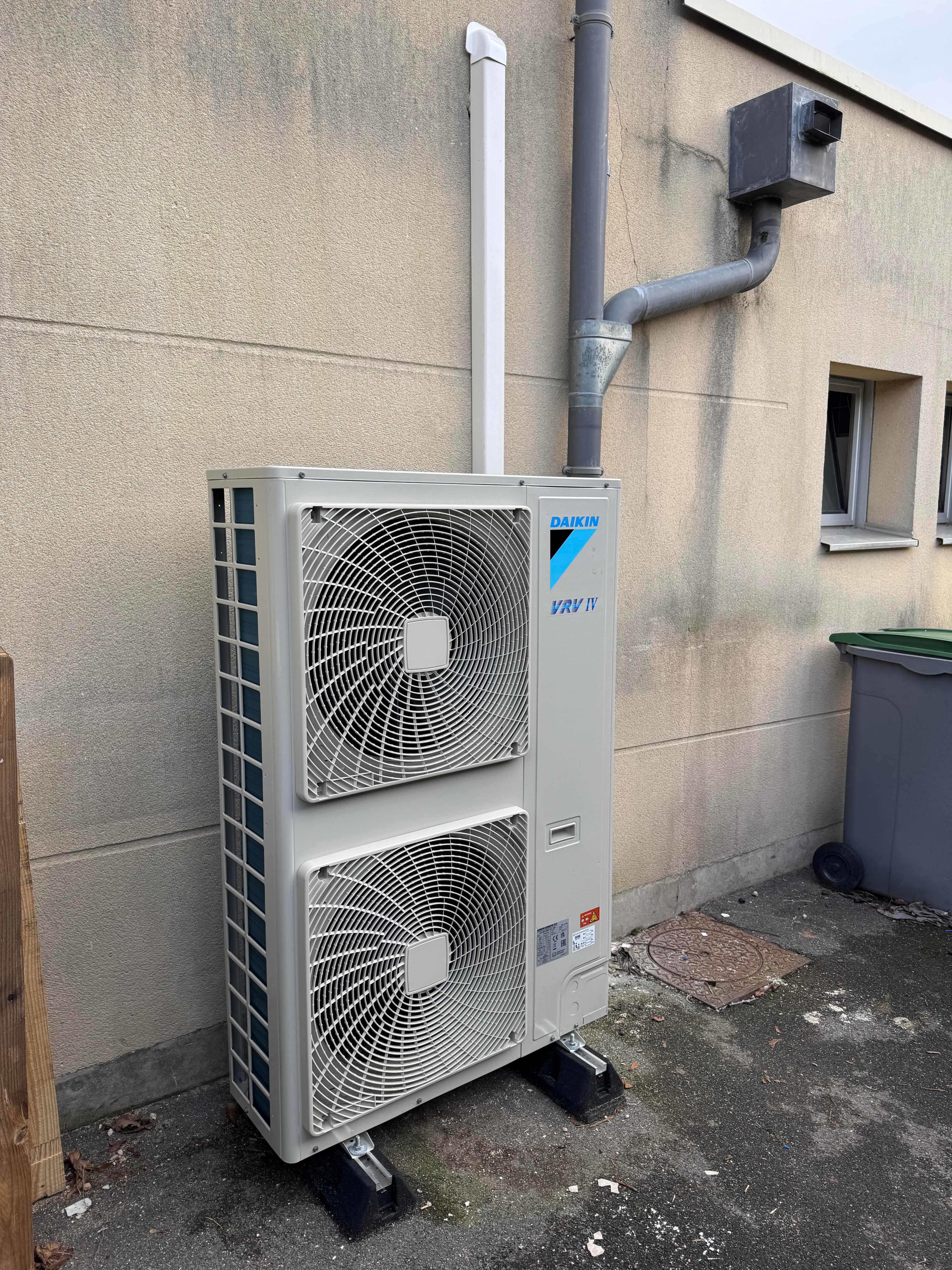Unité extérieure Daikin VRV installée sur bâtiment tertiaire